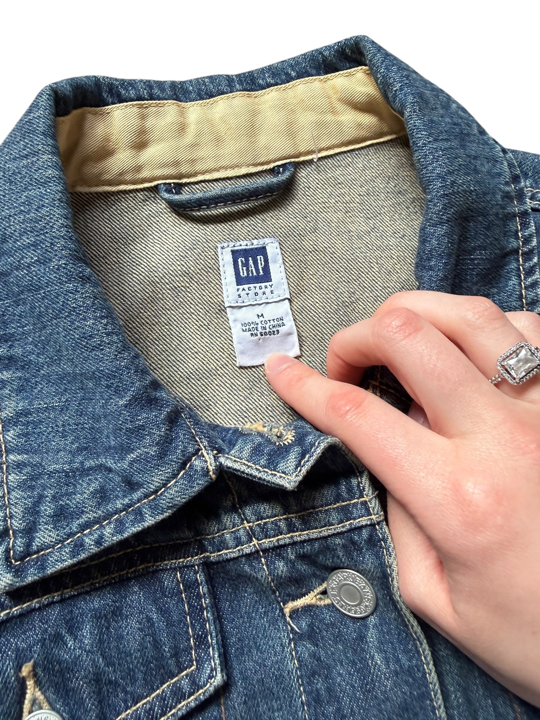 Fall 01’ GAP Women’s Denim Jacket (Medium)